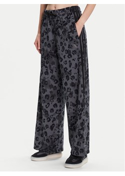 adidas Spodnie dresowe Animal Print 3-Stripes JM1839 Beżowy ze sklepu MODIVO w kategorii Spodnie damskie - zdjęcie 185521579