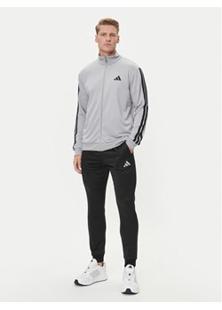 adidas Dres Basic 3-Stripes JI8876 Szary Regular Fit ze sklepu MODIVO w kategorii Dresy męskie - zdjęcie 185521598