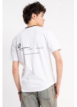 Biały t-shirt z autorską grafiką z tyłu, kolor - biały, rozmiar - 170 ze sklepu REPORTER w kategorii T-shirty chłopięce - zdjęcie 185522829