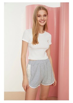 trendyol Koszulka w kolorze białym ze sklepu Limango Polska w kategorii Bluzki damskie - zdjęcie 185530298