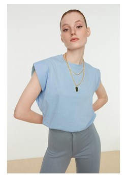 trendyol Koszulka w kolorze błękitnym ze sklepu Limango Polska w kategorii Bluzki damskie - zdjęcie 185530806