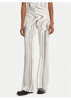 Desigual Spodnie materiałowe Chiara 25WWPK02 Écru Flare Fit ze sklepu MODIVO w kategorii Spodnie damskie - zdjęcie 185533265
