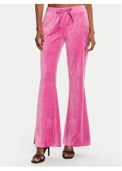 Juicy Couture Spodnie dresowe Caisa JCSEBJ008G Różowy Slim Fit ze sklepu MODIVO w kategorii Spodnie damskie - zdjęcie 185533408
