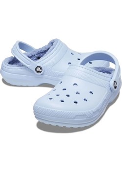 Crocs Chodaki &quot;Classic Lined&quot; w kolorze błękitnym ze sklepu Limango Polska w kategorii Klapki damskie - zdjęcie 185539636