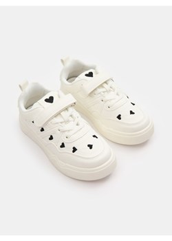 Sinsay - Sneakersy z haftem - biały - id: 149FA-00X - marki Sinsay - 185542536 Sinsay - Sneakersy z haftem - biały ze sklepu Sinsay w kategorii Buty sportowe dziecięce - zdjęcie 185542536