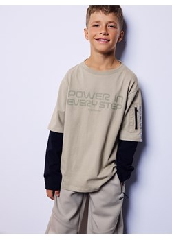 Reserved - Longsleeve oversize - oliwkowy - id: 029FI-81X - marki Reserved - 185560557 Reserved - Longsleeve oversize - oliwkowy ze sklepu Reserved w kategorii Bluzy chłopięce - zdjęcie 185560557