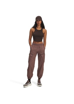 Damskie spodnie treningowe Under Armour Unstoppable Cargo Pant - różowe ze sklepu Sportstylestory.com w kategorii Spodnie damskie - zdjęcie 185581225