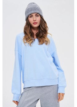 Bluza z dekoltem w serek błękitna ze sklepu Moodo.pl w kategorii Bluzy damskie - zdjęcie 185584985