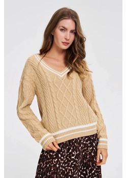 Sweter z dekoltem w serek beżowy ze sklepu Moodo.pl w kategorii Swetry damskie - zdjęcie 185585038