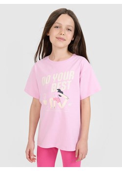 Dziewczęcy t-shirt z nadrukiem 4F 4FJRSS25TTSHF2644 - różowy ze sklepu Sportstylestory.com w kategorii Bluzki dziewczęce - zdjęcie 185598717