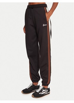 Guess Spodnie dresowe V5BB02 KCX22 Czarny Regular Fit ze sklepu MODIVO w kategorii Spodnie damskie - zdjęcie 185602877
