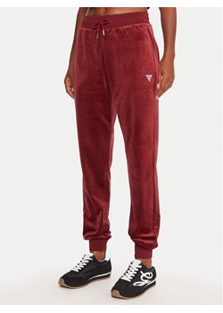 Guess Spodnie dresowe V3BB27 K0232 Bordowy Regular Fit ze sklepu MODIVO w kategorii Spodnie damskie - zdjęcie 185606245