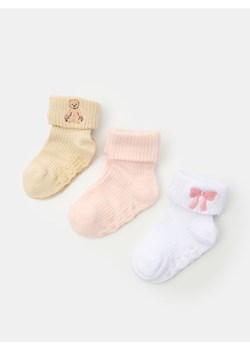 Sinsay - Skarpetki antypoślizgowe z ozdobnym haftem 3 pack - wielobarwny - id: 697FF-MLC - marki Sinsay - 185615816 Sinsay - Skarpetki antypoślizgowe z ozdobnym haftem 3 pack - wielobarwny ze sklepu Sinsay w kategorii Skarpetki dziecięce - zdjęcie 185615816