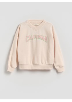 Reserved - Bluza z wypukłym napisem - pastelowy róż ze sklepu Reserved w kategorii Bluzy dziewczęce - zdjęcie 185620605
