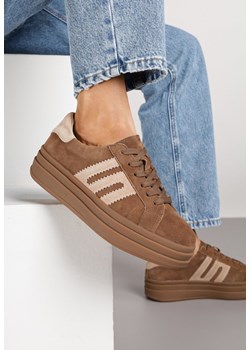Brązowe Zamszowe Sneakersy na Grubej Podeszwie ze Skórzaną Wkładką i Naszywką Rilaressa ze sklepu born2be.pl w kategorii Buty sportowe damskie - zdjęcie 185626338