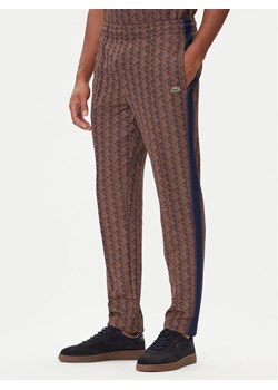 Lacoste Spodnie dresowe XH1440 Brązowy Regular Fit ze sklepu MODIVO w kategorii Spodnie męskie - zdjęcie 185635007