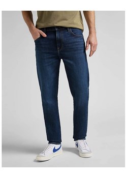 LEE AUSTIN MĘSKIE SPODNIE JEANSOWE DARK MID BAKER L733PXOF 112145550 ze sklepu YouNeedit.pl w kategorii Jeansy męskie - zdjęcie 185639196