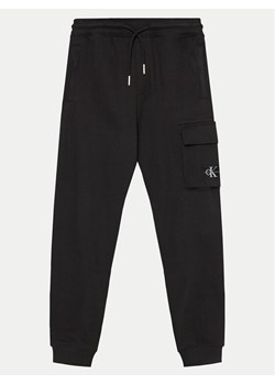 Calvin Klein Jeans Spodnie dresowe Badge IB0IB02199 Czarny Relaxed Fit ze sklepu MODIVO w kategorii Spodnie chłopięce - zdjęcie 185649067