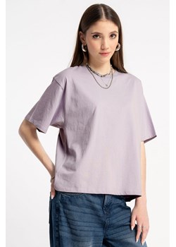 Fioletowy t-shirt cropped z autorską grafiką z tyłu, kolor - fioletowy, rozmiar - 140 ze sklepu REPORTER w kategorii Bluzki dziewczęce - zdjęcie 185652667