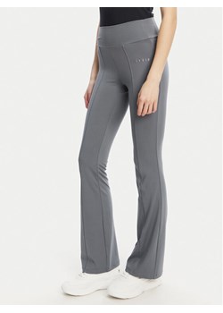 Guess Spodnie dresowe V5RB15 KCD02 Szary Regular Fit ze sklepu MODIVO w kategorii Spodnie damskie - zdjęcie 185665678