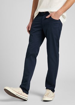 LEE DAREN ZIP FLY MĘSKIE SPODNIE MATERIAŁOWE DEEP NAVY L707TY64 112145476 ze sklepu YouNeedit.pl w kategorii Spodnie męskie - zdjęcie 185672316