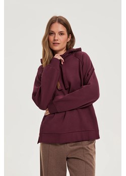 Bluza z kapturem burgundowa ze sklepu Moodo.pl w kategorii Bluzy damskie - zdjęcie 185672375