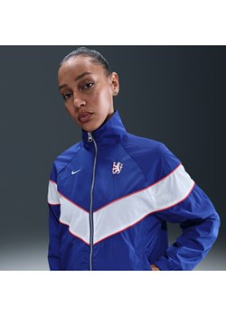 Damska kurtka piłkarska z tkaniny z zamkiem na całej długości i ochroną przed promieniowaniem UV Nike Chelsea F.C. Windrunner - Niebieski ze sklepu Nike poland w kategorii Kurtki damskie - zdjęcie 185672676