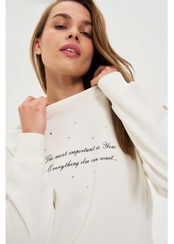 Bluza z napisem ecru ze sklepu Moodo.pl w kategorii Bluzy damskie - zdjęcie 185693558