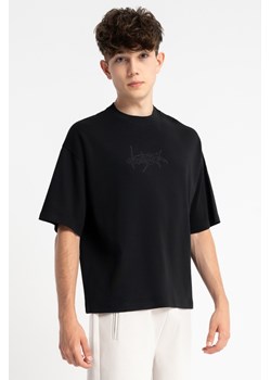Czarny t-shirt z autorską grafiką z przodu, rozmiar - 170, kolor - czarny ze sklepu REPORTER w kategorii T-shirty chłopięce - zdjęcie 185715017