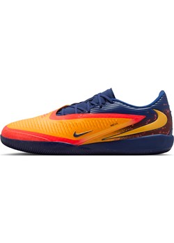 Halowe buty piłkarskie Nike Phantom 6 Low Academy „Erling Haaland” - Pomarańczowy ze sklepu Nike poland w kategorii Buty sportowe męskie - zdjęcie 185716037