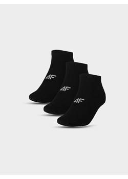 Męskie skarpetki basic (3-pak) 4F 4FWMM00USOCM378 - czarne ze sklepu Sportstylestory.com w kategorii Skarpetki męskie - zdjęcie 185716347