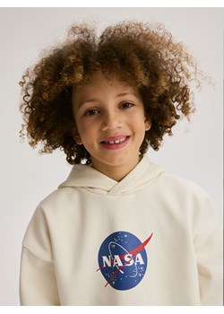 Reserved - Bluza NASA - złamana biel - id: 370CJ-01X - marki Reserved - 185725016 Reserved - Bluza NASA - złamana biel ze sklepu Reserved w kategorii Bluzy chłopięce - zdjęcie 185725016