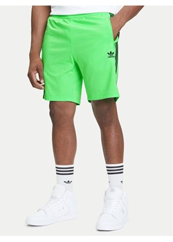 adidas Szorty sportowe adicolor Firebird JY1340 Zielony Regular Fit ze sklepu MODIVO w kategorii Spodenki męskie - zdjęcie 185731068