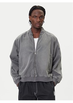 adidas Kurtka jeansowa SST adicolor JW5915 Szary Loose Fit ze sklepu MODIVO w kategorii Kurtki męskie - zdjęcie 185737489