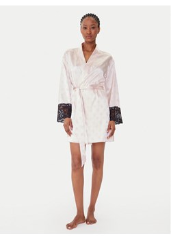 Guess Szlafrok O5BX08 W4732 Różowy Relaxed Fit ze sklepu MODIVO w kategorii Szlafroki damskie - zdjęcie 185737779