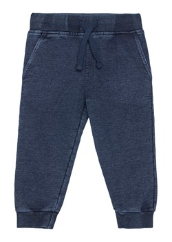 Guess Spodnie dresowe N5YQ14 KCYC0 Granatowy Regular Fit ze sklepu MODIVO w kategorii Spodnie chłopięce - zdjęcie 185741489