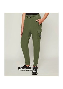 Calvin Klein Jeans Spodnie dresowe | Relaxed fit ze sklepu Gomez Fashion Store w kategorii Spodnie chłopięce - zdjęcie 185742909