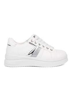Shelvt Białe sneakersy z metalicznym srebrnym akcentem ze sklepu ButyModne.pl w kategorii Buty sportowe damskie - zdjęcie 185748628