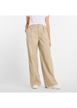 Spodnie damskie New Balance WP51538SOT – beżowe ze sklepu New Balance Poland w kategorii Spodnie damskie - zdjęcie 185753096