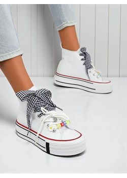 Damskie trampki Callista Bianca – biały modny flat z ozdobnymi koralikami ze sklepu royalfashion.pl w kategorii Trampki damskie - zdjęcie 185757968