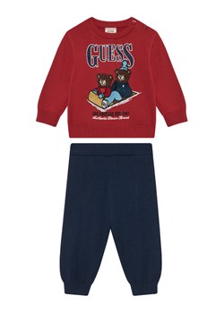 Guess Komplet sweter i spodnie materiałowe I5BG04 Z2BB0 Czerwony Regular Fit ze sklepu MODIVO w kategorii Komplety chłopięce - zdjęcie 185761215