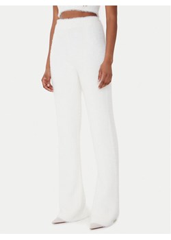 Guess Spodnie dzianinowe O5BB03 Z1282 Écru Flare Fit ze sklepu MODIVO w kategorii Spodnie damskie - zdjęcie 185761638