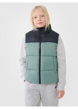 Chłopięcy bezrękawnik puchowy pikowany 4F 4FJWSS25TVJAM208 - zielony ze sklepu Sportstylestory.com w kategorii Kamizelki chłopięce - zdjęcie 185769759
