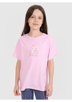 Dziewczęcy t-shirt z nadrukiem 4F 4FJRSS25TTSHF2645 - różowy ze sklepu Sportstylestory.com w kategorii Bluzki dziewczęce - zdjęcie 185769775