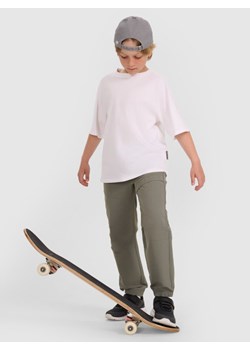 Chłopięce spodnie joggery casual 4F 4FJWAW25TTROM1259 - szare ze sklepu Sportstylestory.com w kategorii Spodnie chłopięce - zdjęcie 185769825