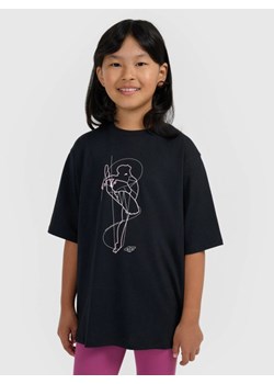 Dziewczęcy t-shirt oversize z nadrukiem 4F 4FJWAW25TTSHF2395 - czarny ze sklepu Sportstylestory.com w kategorii Bluzki dziewczęce - zdjęcie 185769946
