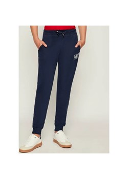 Tommy Hilfiger Spodnie dresowe | Regular Fit ze sklepu Gomez Fashion Store w kategorii Spodnie chłopięce - zdjęcie 185776155