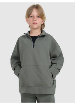 Chłopięca bluza ze stójką bez kaptura 4F 4FJWAW25TSWSM1956 - khaki ze sklepu Sportstylestory.com w kategorii Bluzy chłopięce - zdjęcie 185784985