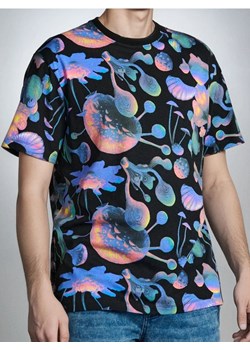 Sinsay - Koszulka comfort fit z abstrakcyjnym nadrukiem - wielobarwny ze sklepu Sinsay w kategorii T-shirty męskie - zdjęcie 185787336
