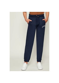 Tommy Hilfiger Spodnie dresowe VARSITY | Regular Fit ze sklepu Gomez Fashion Store w kategorii Spodnie chłopięce - zdjęcie 185788606